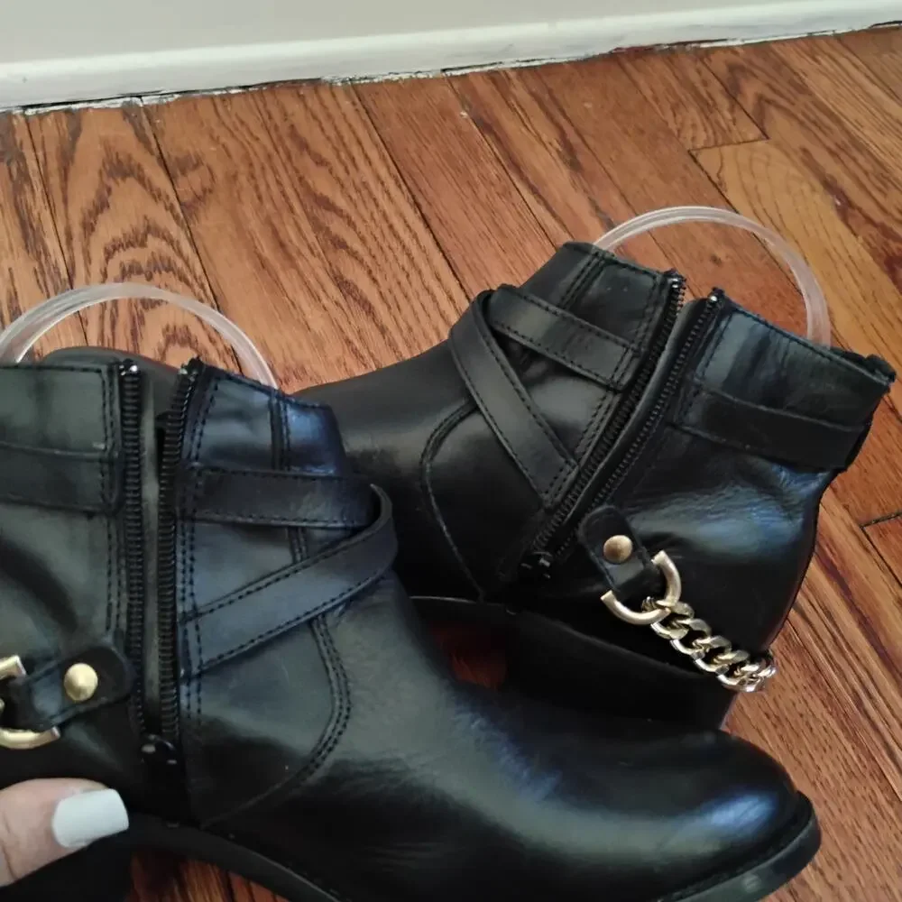 Steve Madden Black Leather Chain Moto Ankle Boots Size 8 Biker 1in Heel